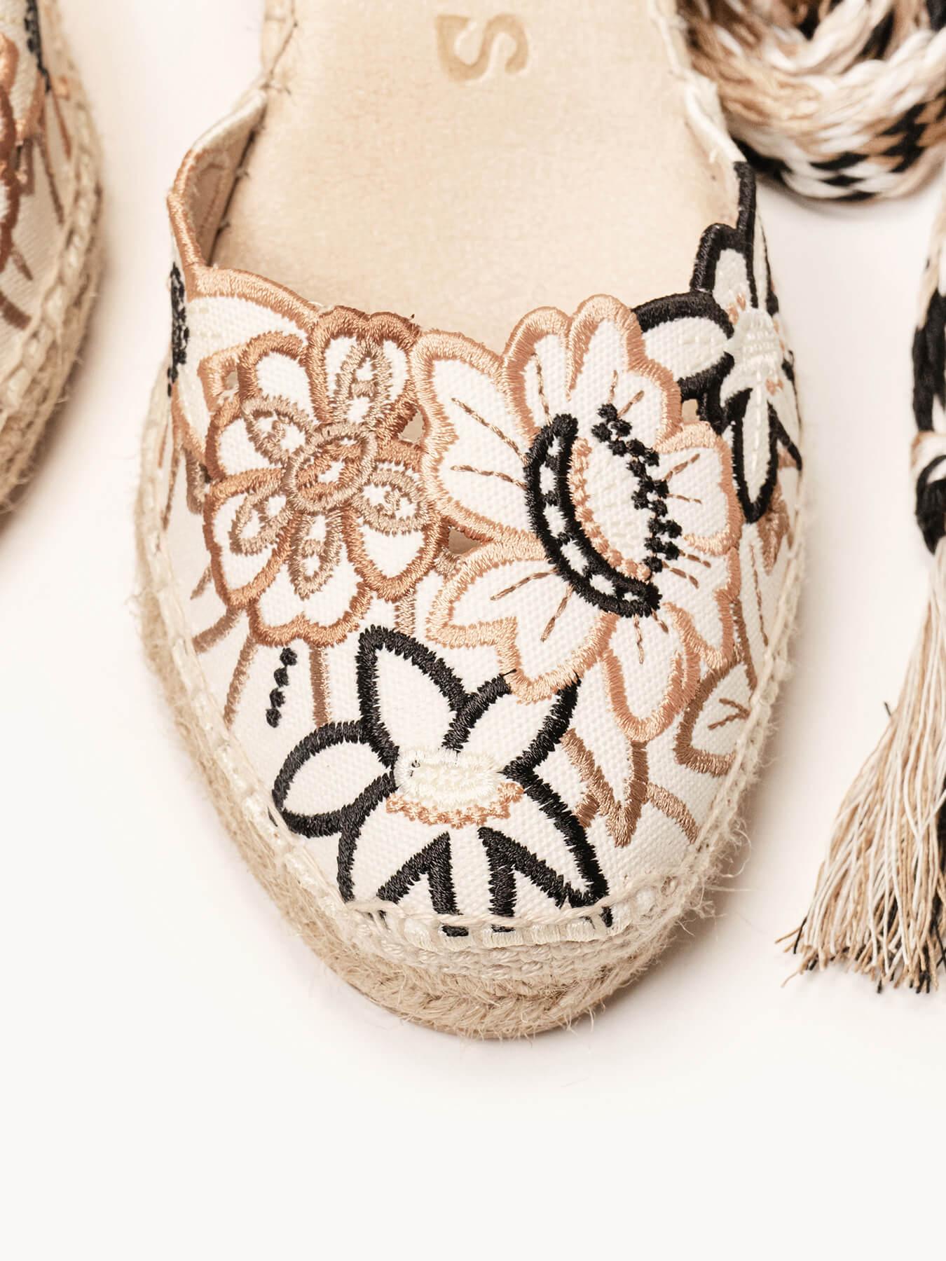 Sandália Anabela Média Romero Bordado Silvestre Areia