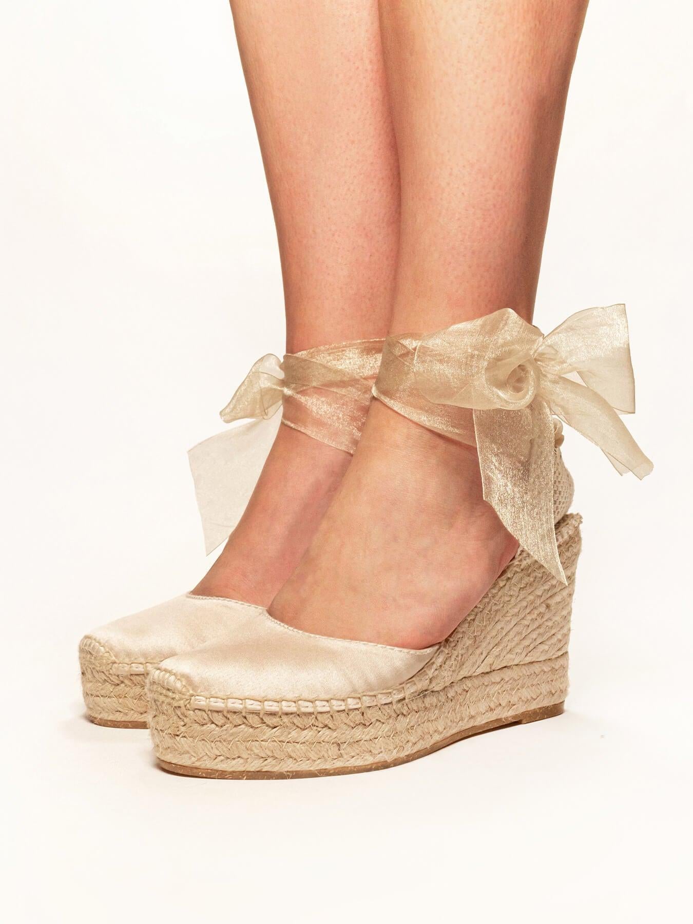 Sandália Anabela Alta Cala Cetim Bege