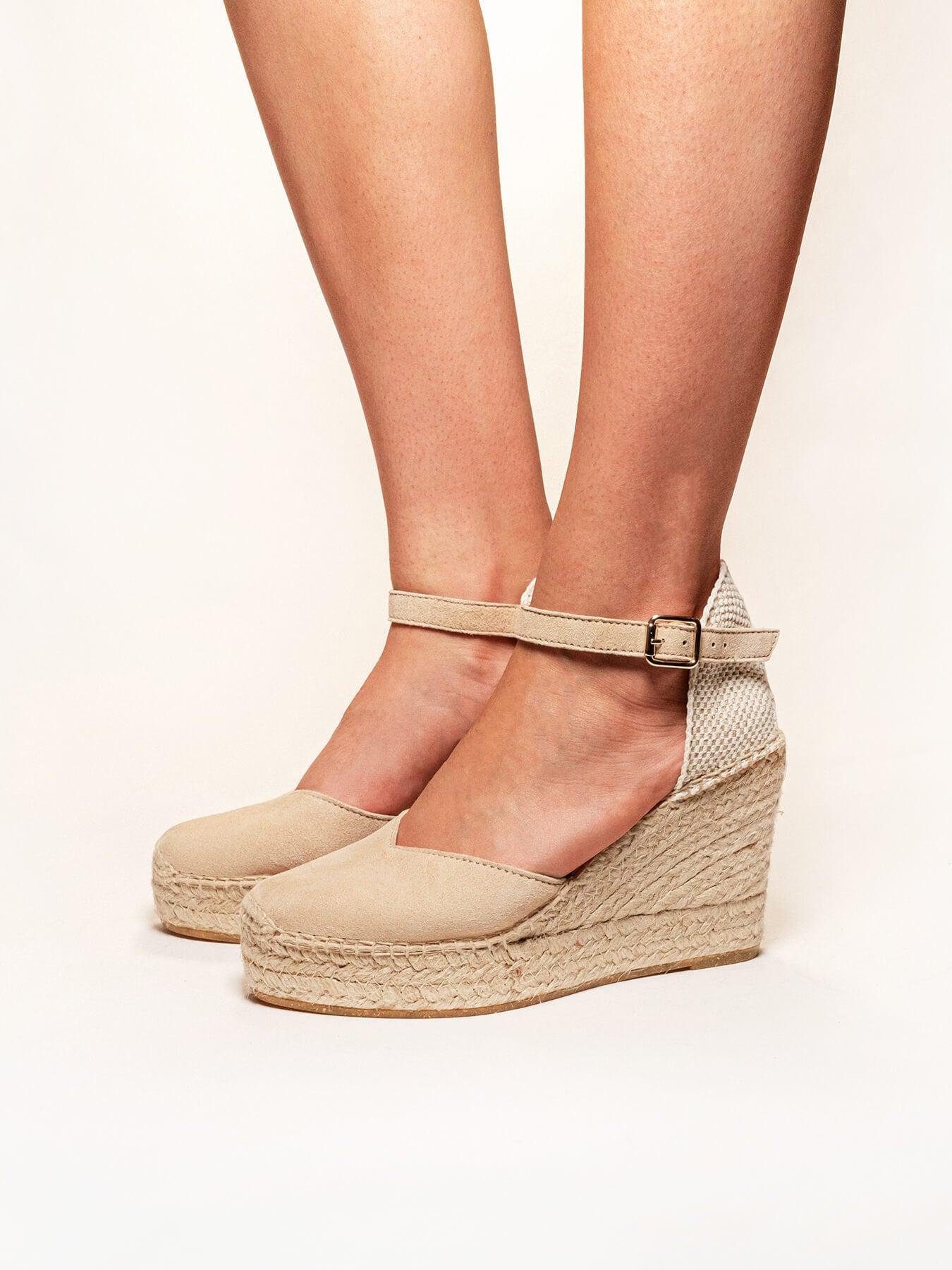 Sandália Anabela Alta Jara Camurça Areia