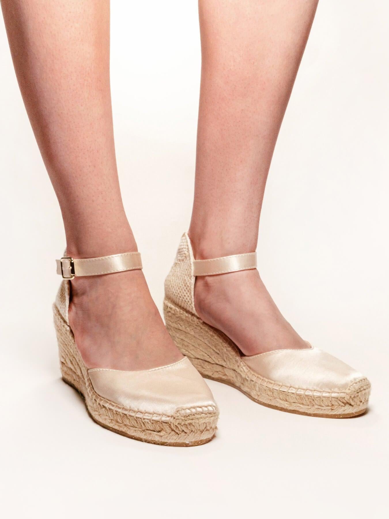 Sandália Dalia Anabela 7 cm Cetim Cru