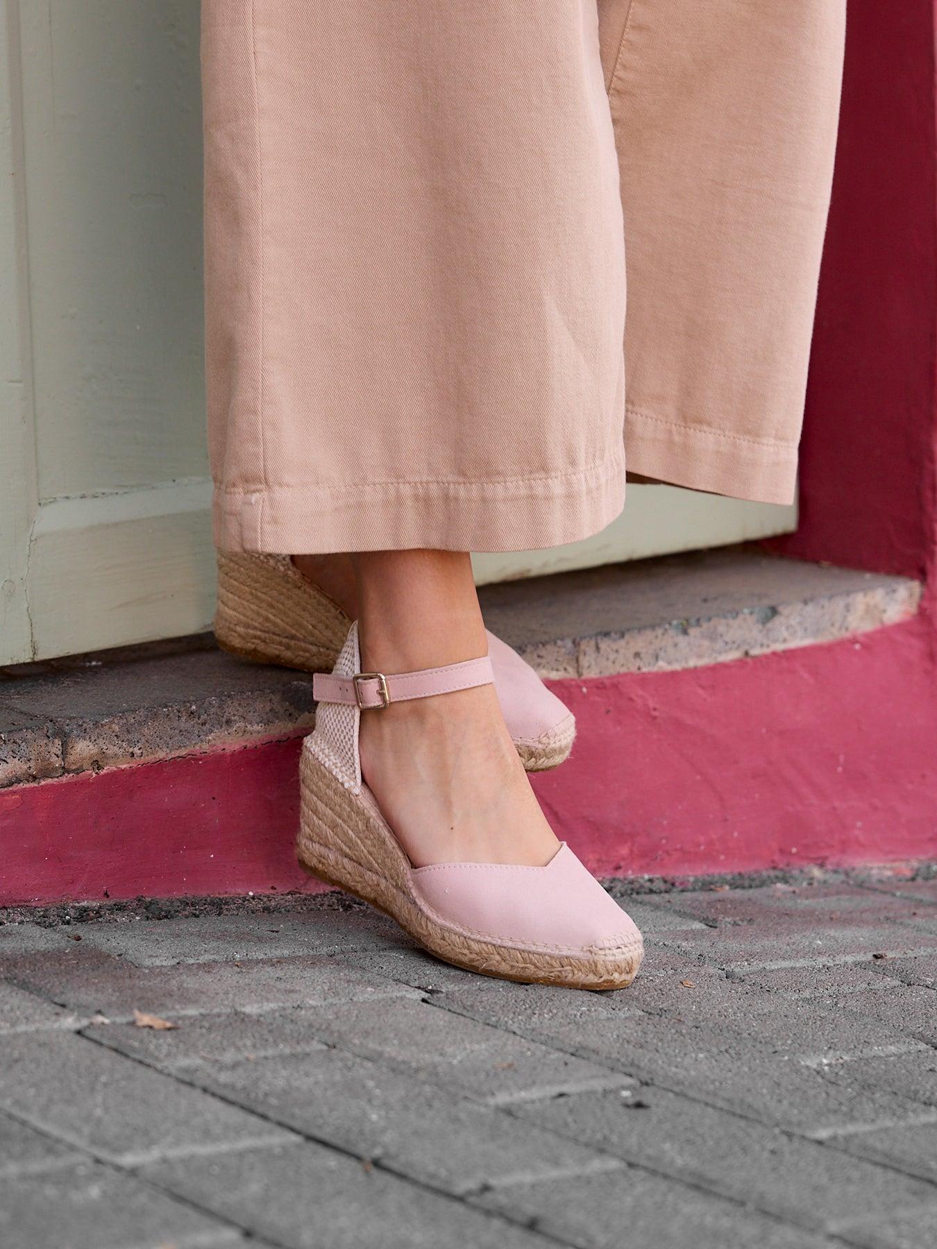 Sandália Anabela Média Jara Camurça Rosa Clara