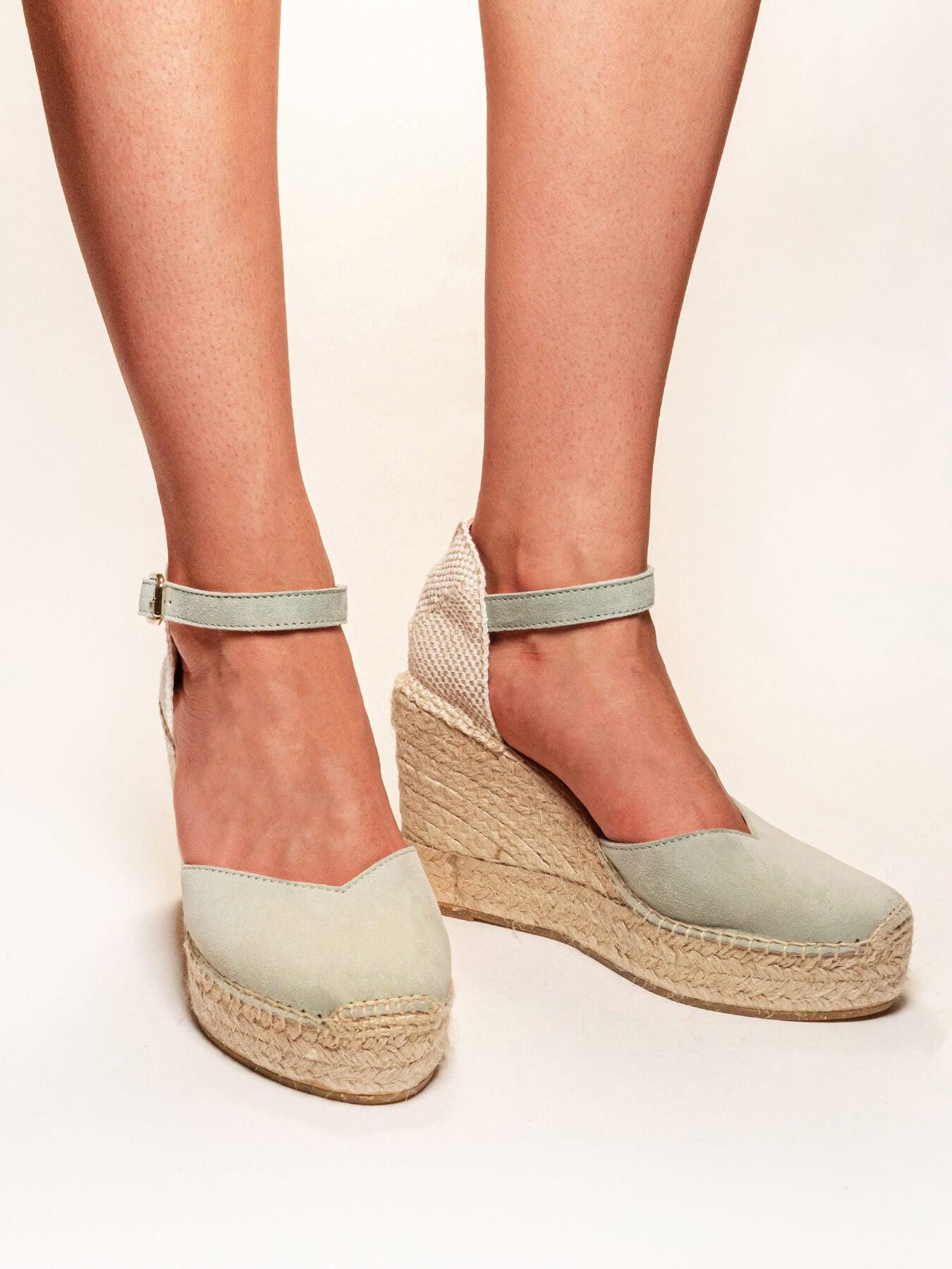 Sandália Anabela Alta Jara Camurça Verde Claro