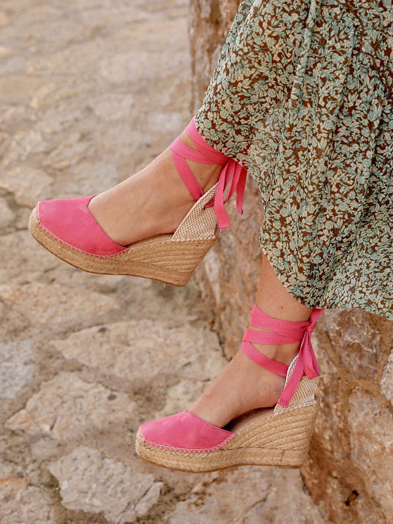 Sandália Anabela Alta Romero Camurça Fúcsia