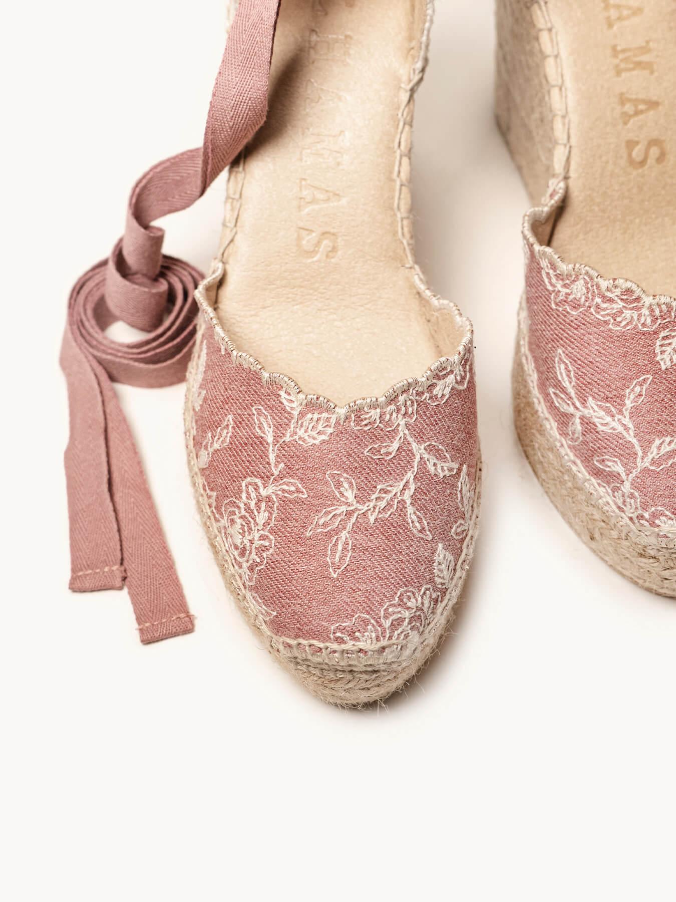 Sandália Anabela Alta Romero Jeans Bordado Rosa