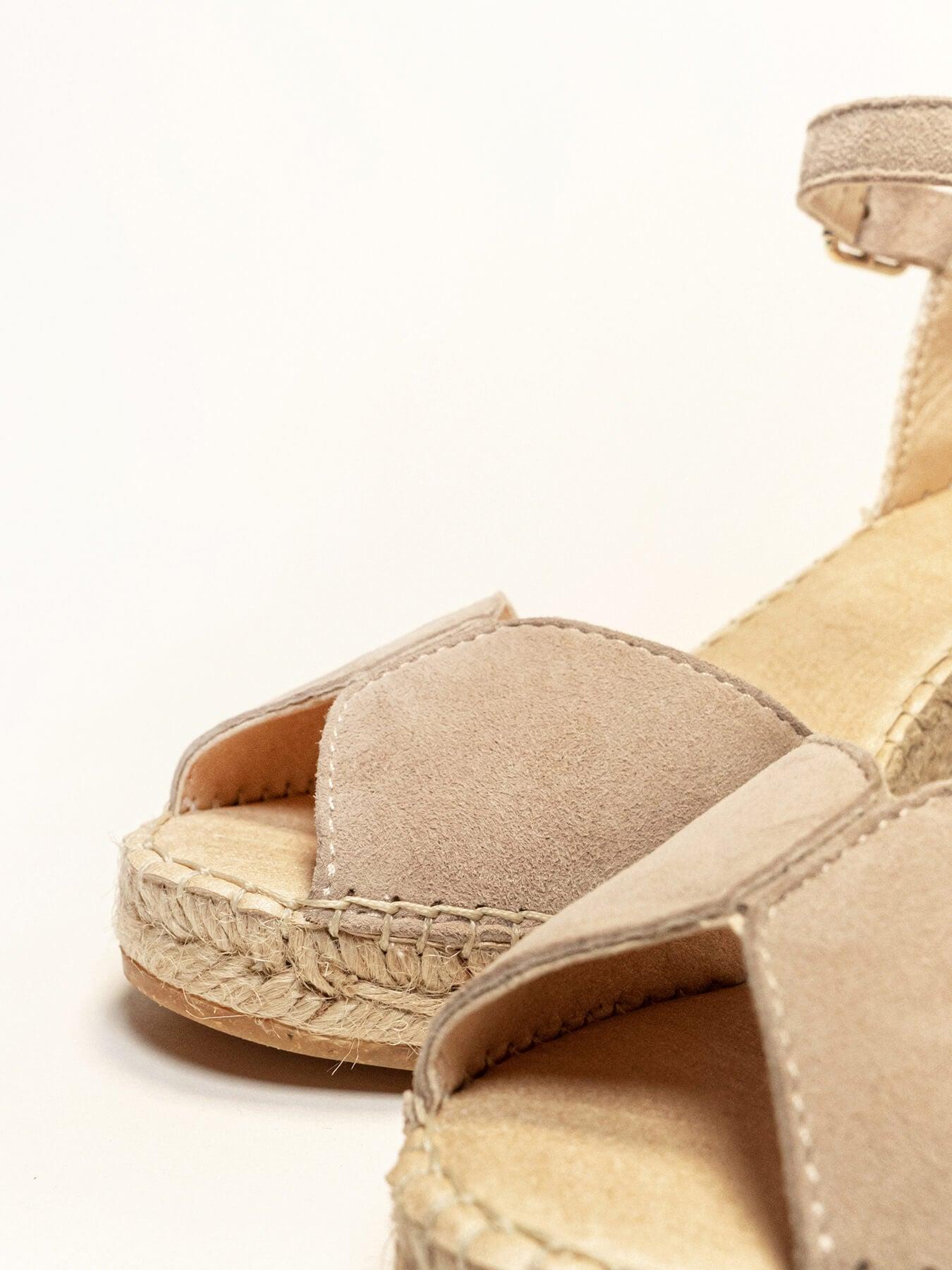 Sandália Anabela Média Alelí Camurça Pedra