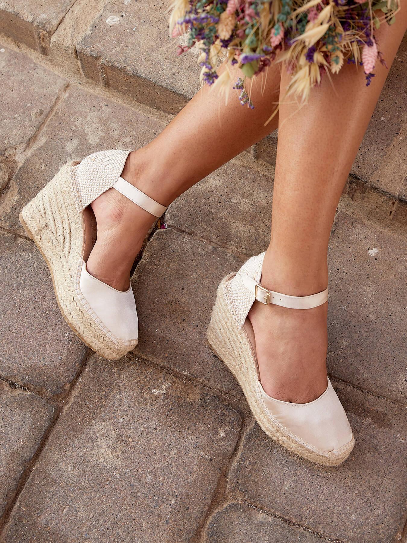 Sandália Anabela Alta Dalia Cetim Crua