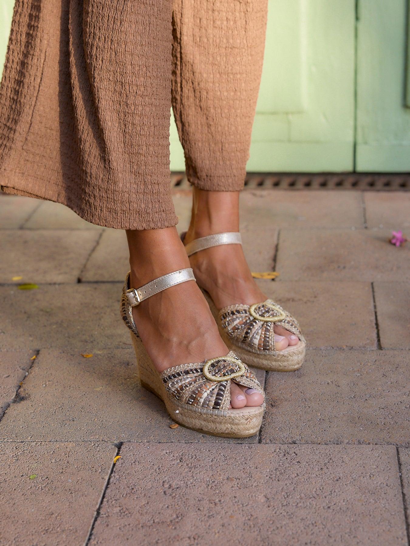 Sandália Anabela Média Plataforma Amapola Tita Taupe