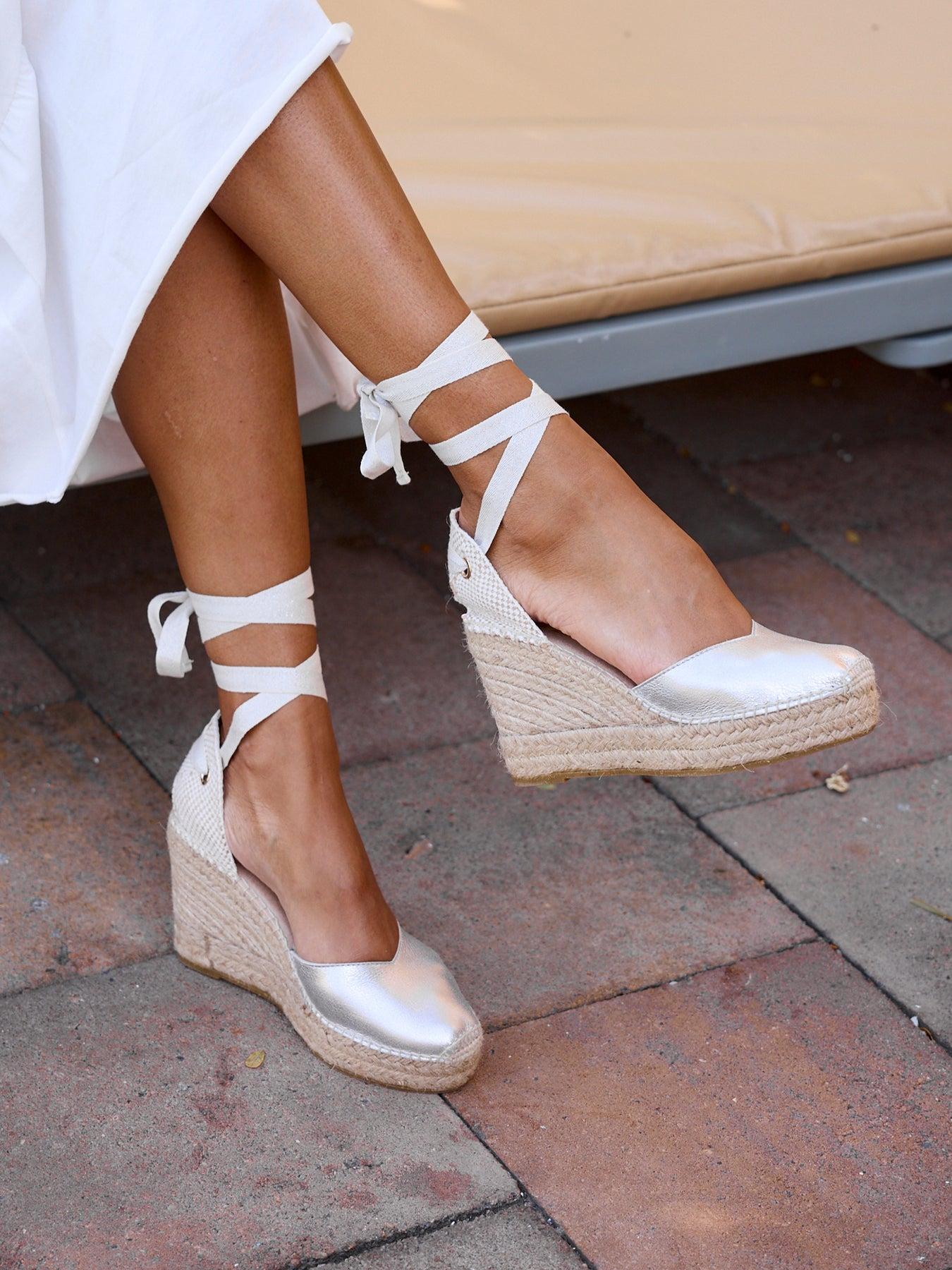 Sandália Anabela Alta Romero Camurça Prata Metalizado