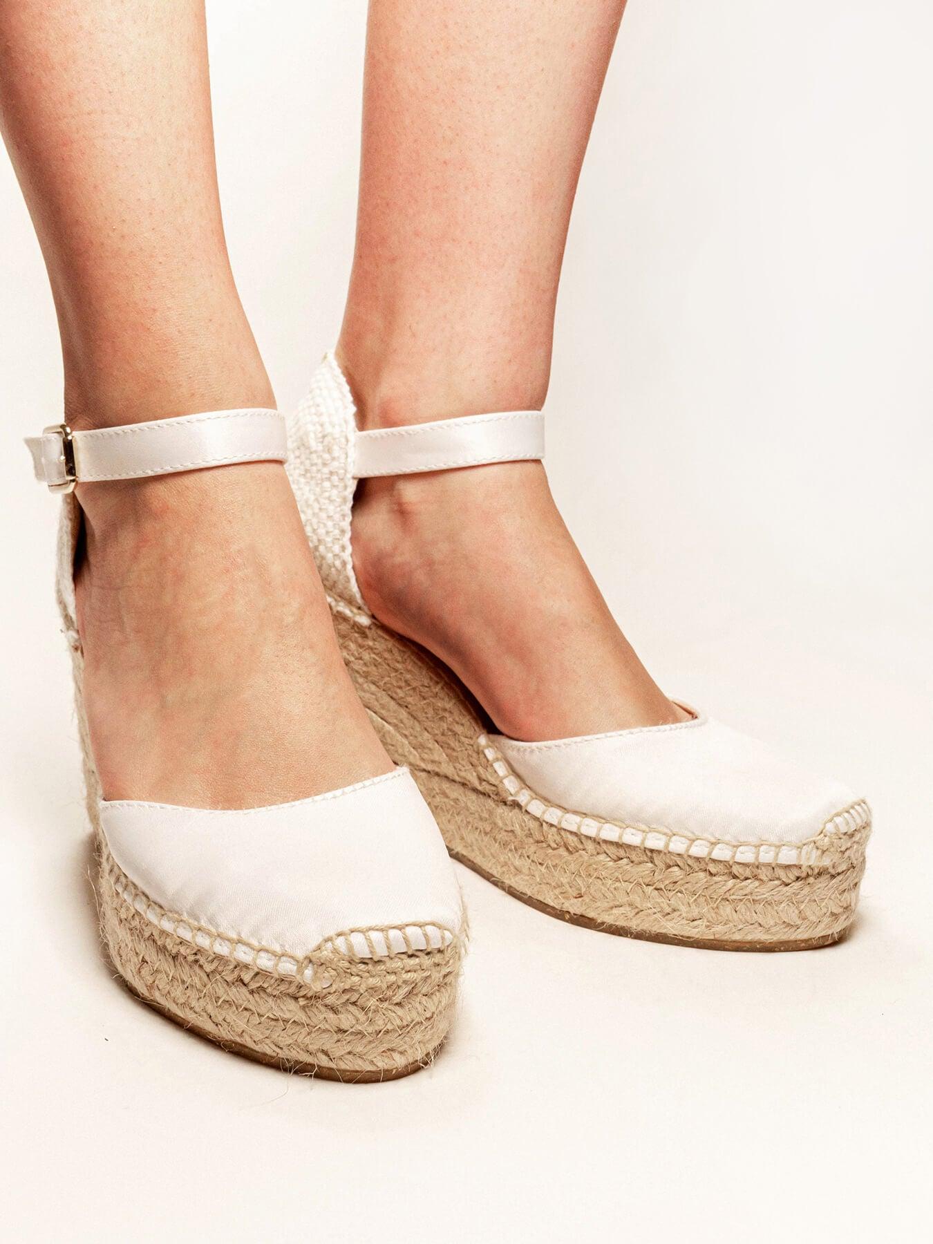 Sandália Anabela Alta Dalia Cetim Branca