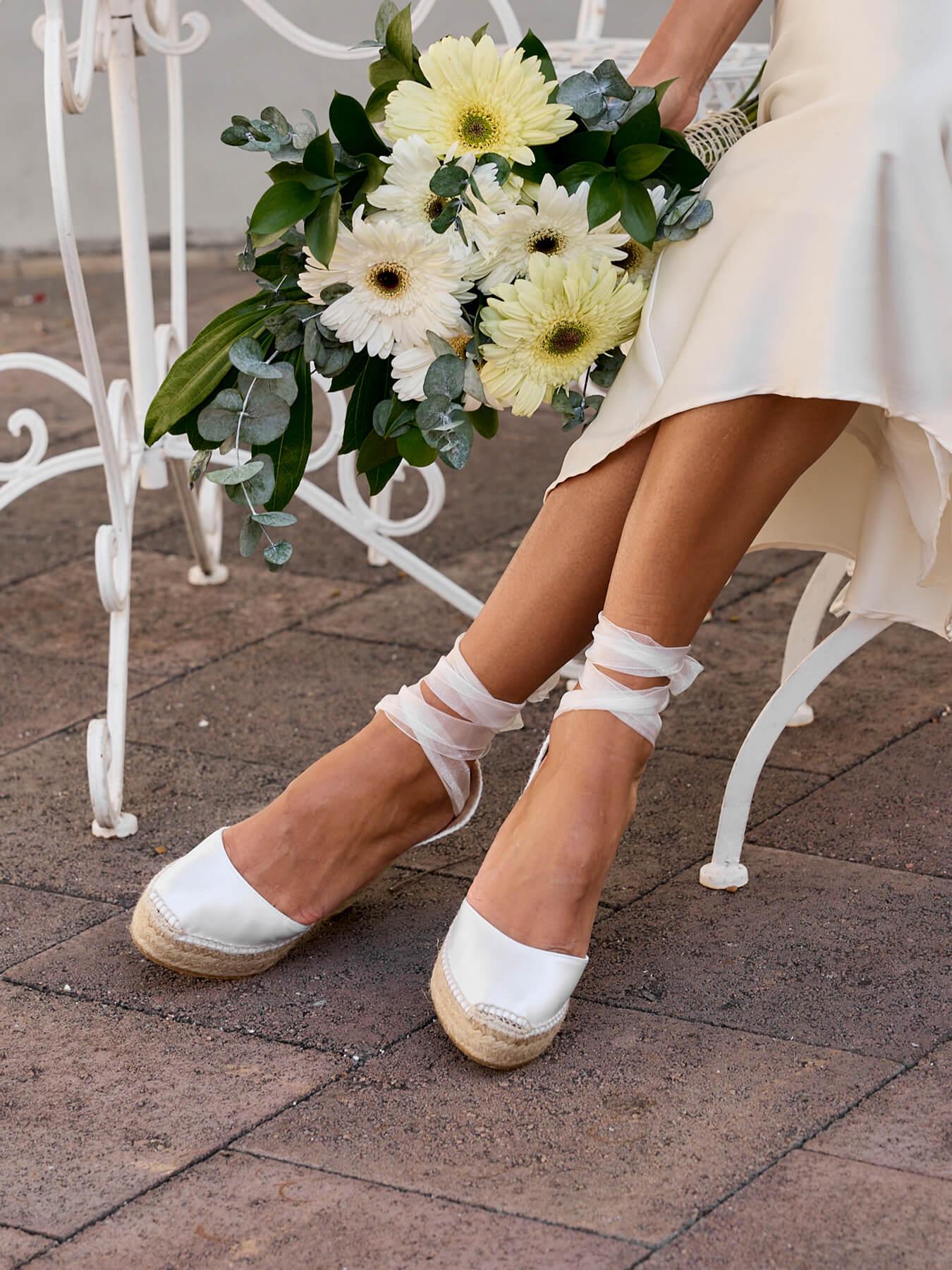 Sandália Anabela Alta Cala Cetim Branco